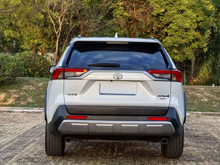 Toyota RAV4, 2023 — фото 9 из 10