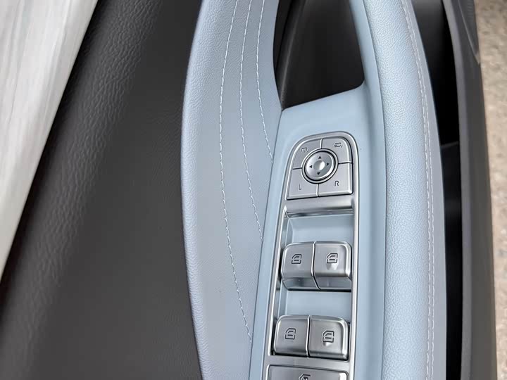 Hongqi H5 Hybrid, 2025 — фото 8 из 9