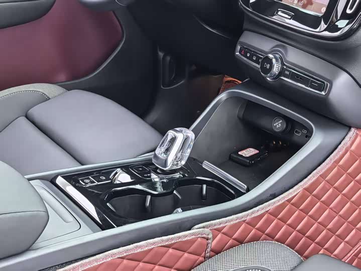 Volvo XC40, 2023 — фото 4 из 9