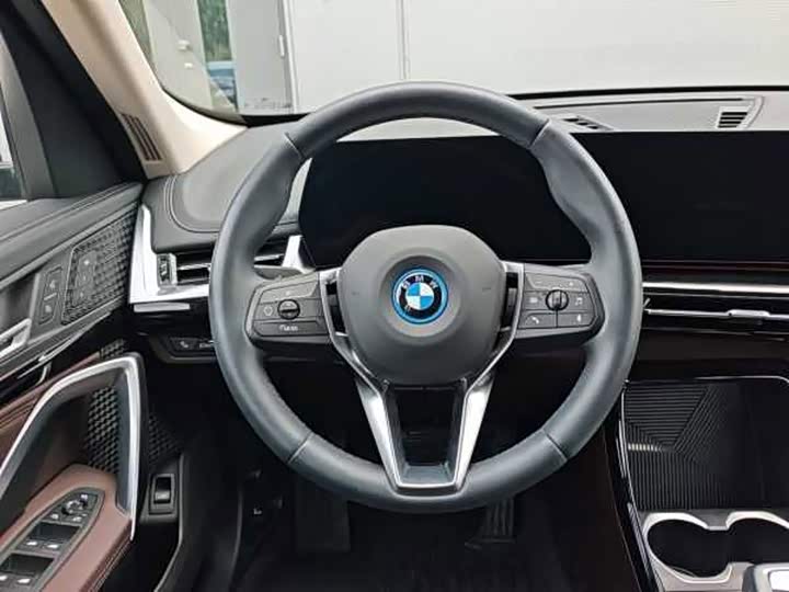BMW iX1, 2025 — фото 9 из 9
