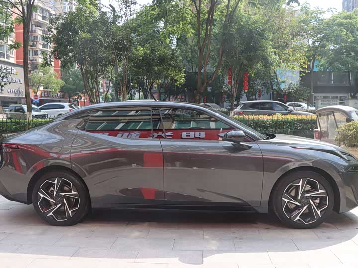 Lynk & Co 07 EM-P Hybrid, 2025 — фото 7 из 9
