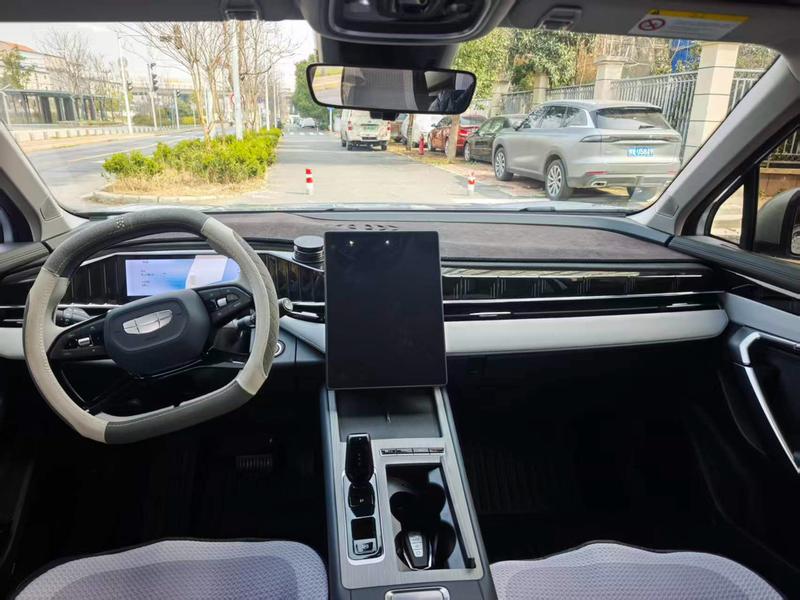 Geely Atlas L, 2024 — фото 7 из 10
