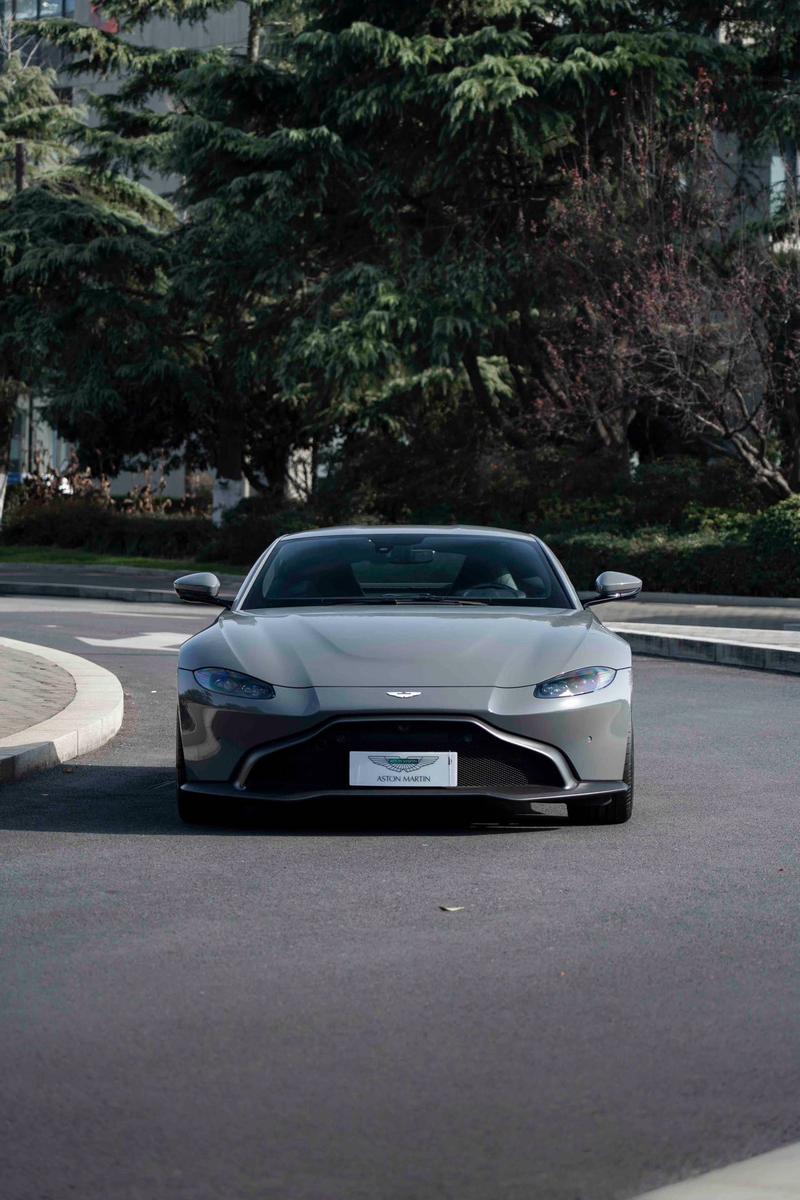 Aston Martin V8 Vantage, 2022 — фото 2 из 4
