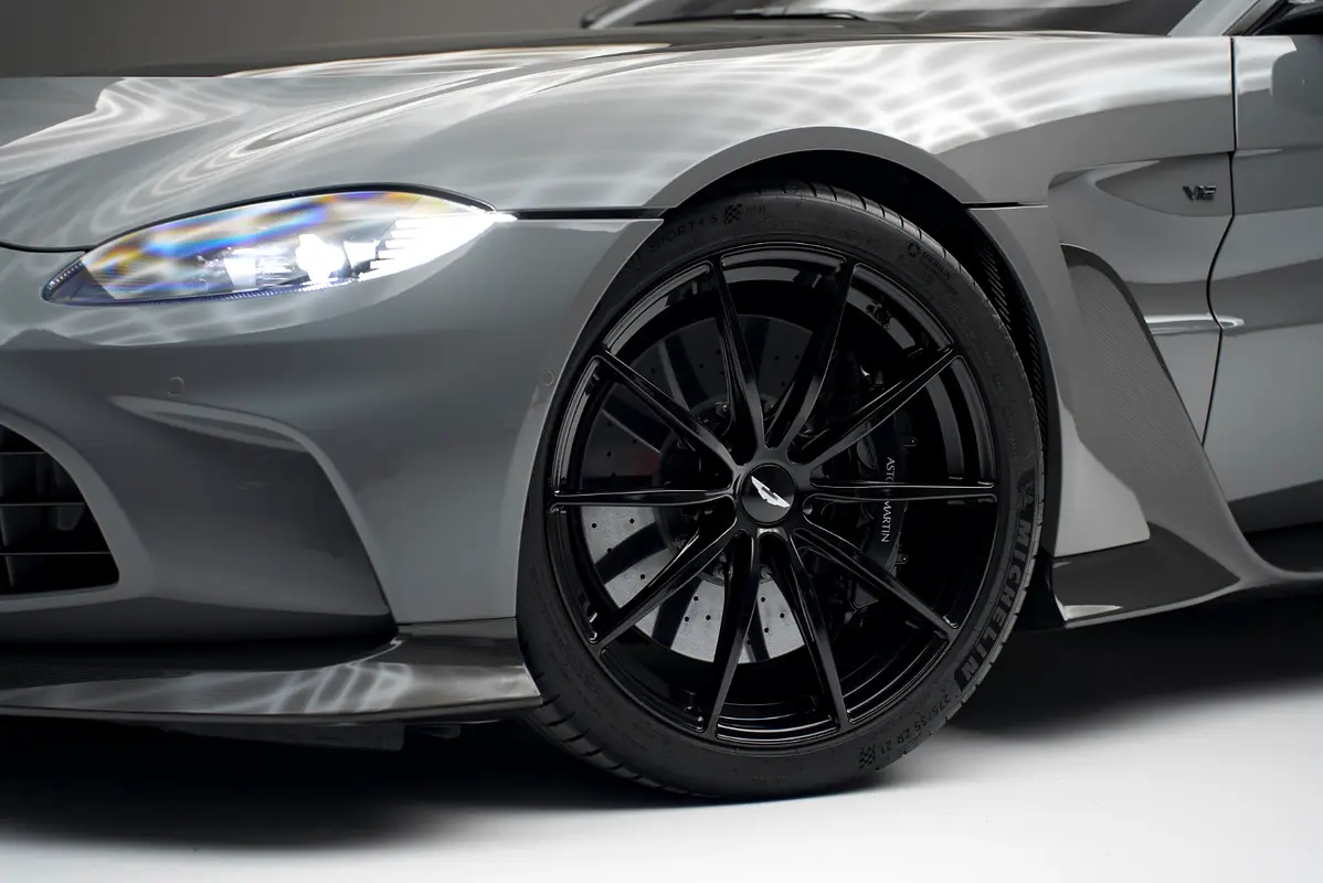 Aston Martin Vantage, 2023 — фото 4 из 10