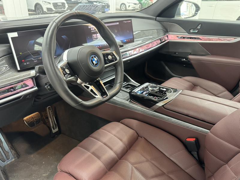 BMW i7, 2025 — фото 10 из 12