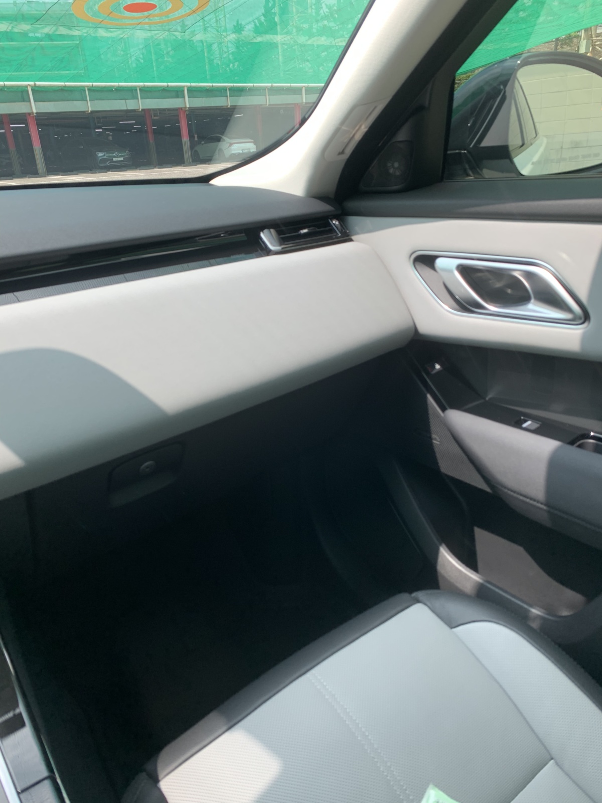 Land Rover Range Rover Velar, 2024 — фото 11 из 12