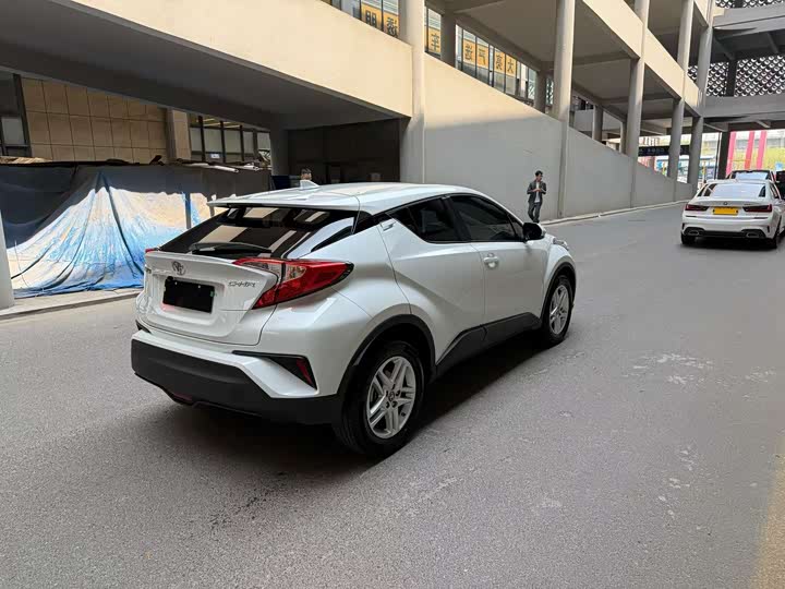 Toyota C-HR, 2023 — фото 6 из 9