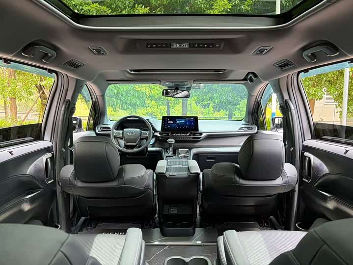 Toyota Sienna, 2022 — фото 9 из 9