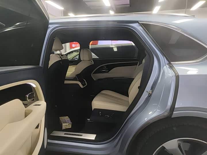 Bentley Bentayga, 2023 — фото 8 из 9