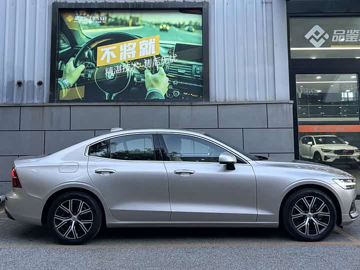 Volvo S60, 2025 — фото 8 из 9