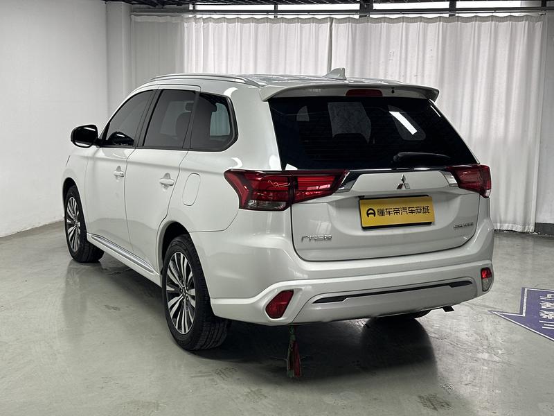 Mitsubishi Outlander, 2023 — фото 5 из 12