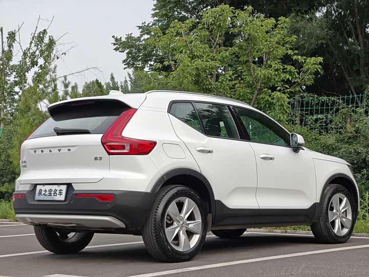 Volvo XC40, 2022 — фото 8 из 9