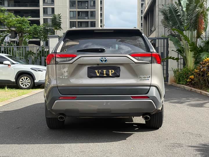 Toyota RAV4 Hybrid, 2023 — фото 8 из 9