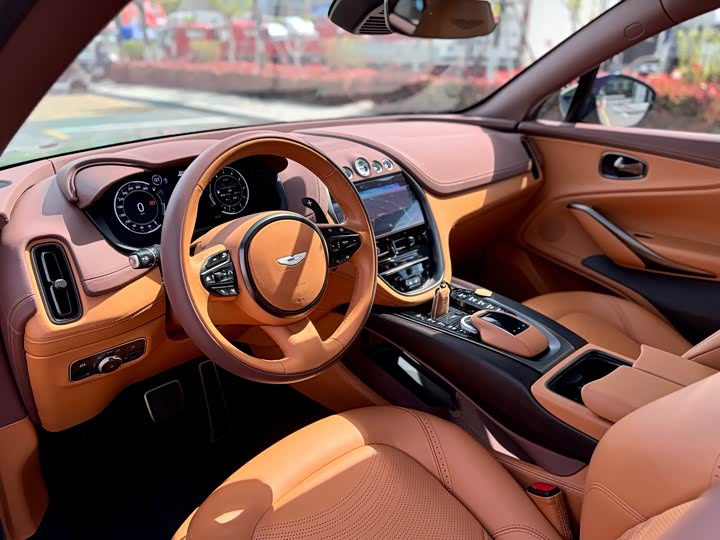 Aston Martin DBX, 2023 — фото 4 из 9