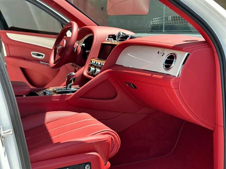 Bentley Bentayga, 2023 — фото 8 из 9