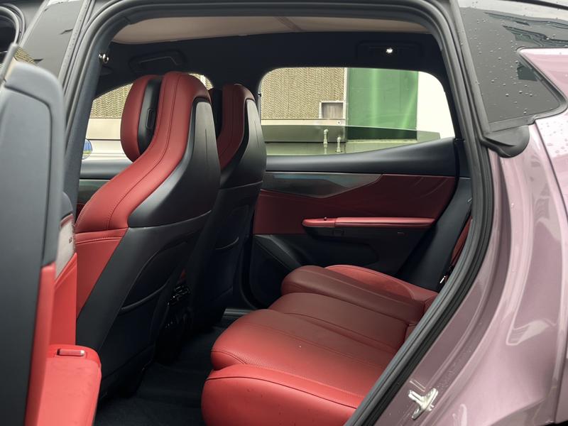 Lynk & Co 07 EM-P Hybrid, 2025 — фото 11 из 12