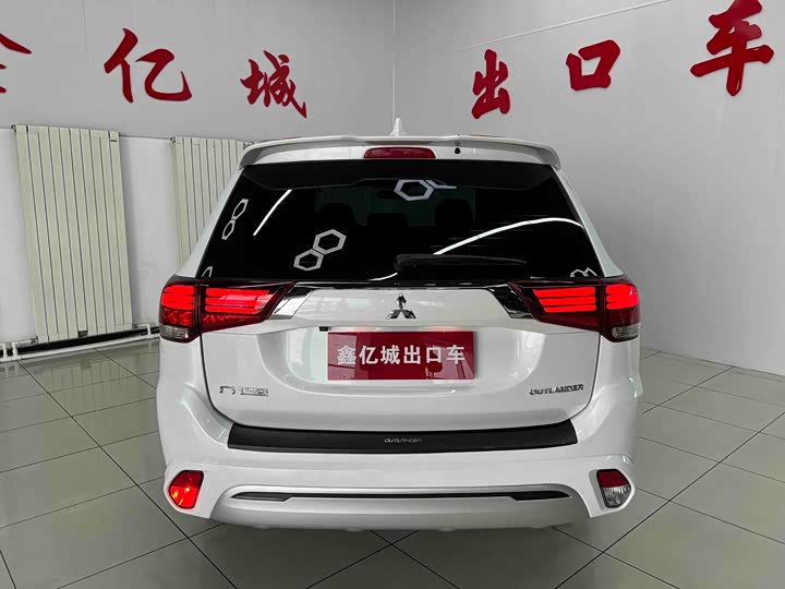 Mitsubishi Outlander, 2022 — фото 5 из 9