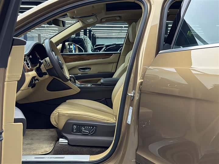Bentley Bentayga Hybrid, 2022 — фото 6 из 9