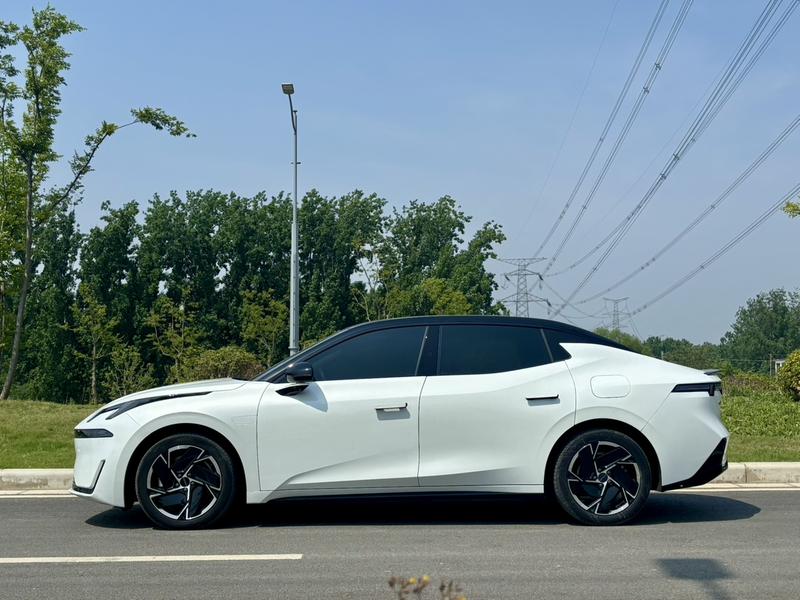 Lynk & Co 07 EM-P Hybrid, 2024 — фото 3 из 10