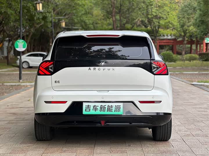 BAIC Arcfox T1, 2025 — фото 5 из 9