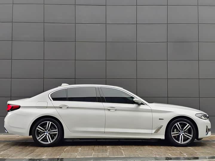 BMW 5 Series Hybrid, 2022 — фото 5 из 9