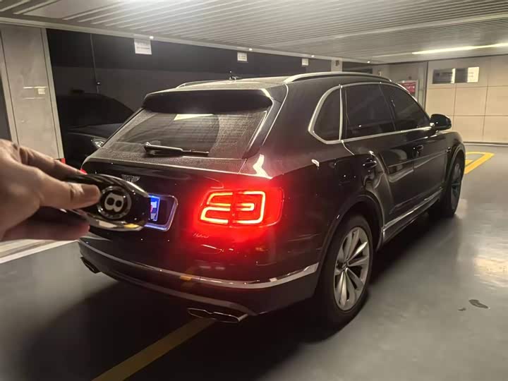 Bentley Bentayga Hybrid, 2022 — фото 2 из 7