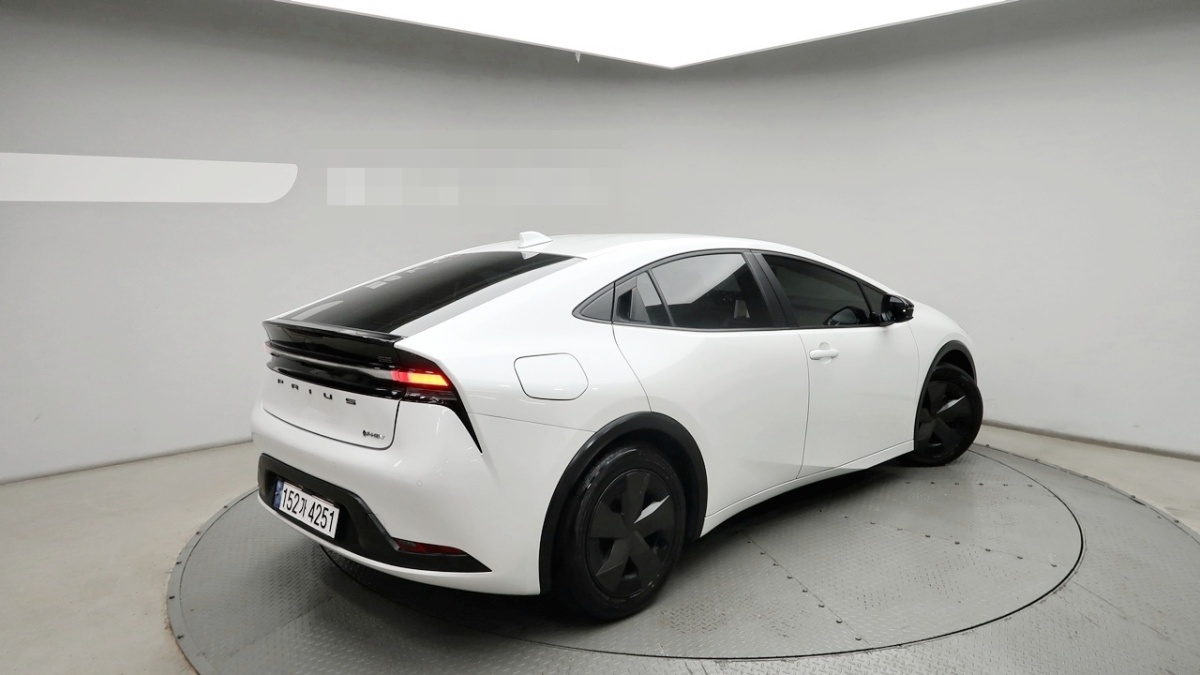 Toyota Prius, 2023 — фото 11 из 12
