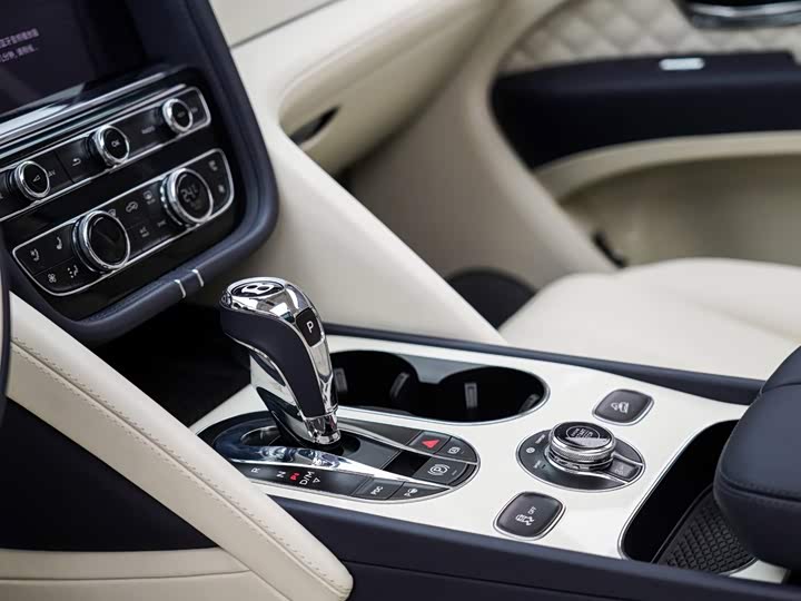 Bentley Bentayga, 2023 — фото 9 из 9