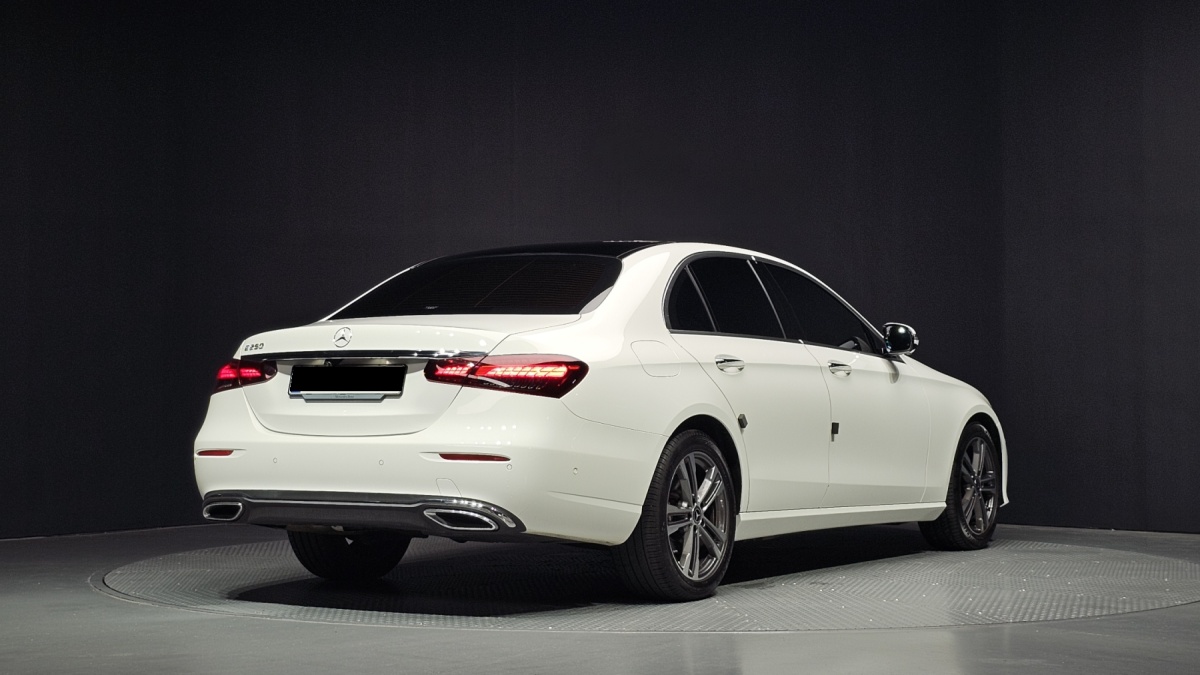Mercedes-Benz E-Class, 2023 — фото 2 из 12