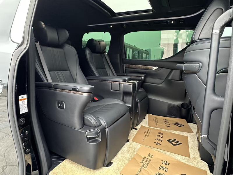 Toyota Vellfire, 2022 — фото 10 из 11