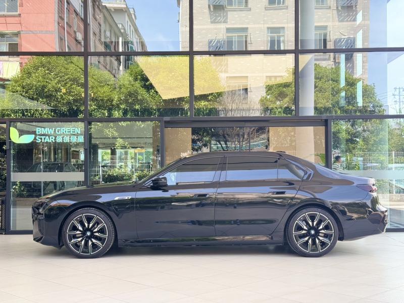 BMW i7, 2025 — фото 3 из 12