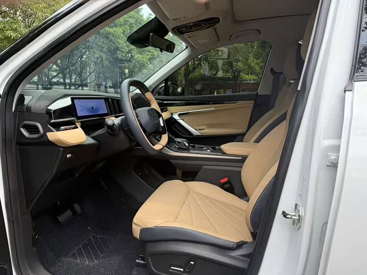 Geely Atlas L, 2023 — фото 6 из 9