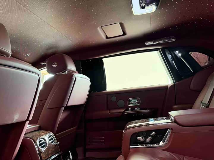 Rolls-Royce Phantom, 2022 — фото 8 из 9