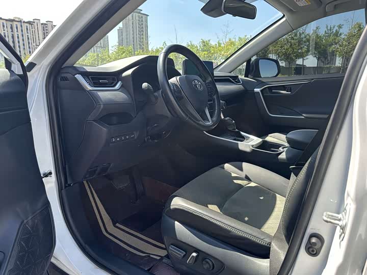 Toyota RAV4, 2025 — фото 4 из 9