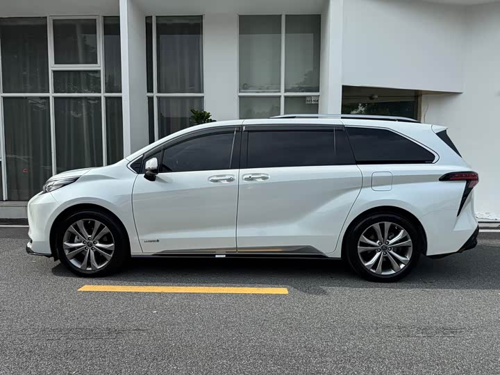 Toyota Sienna, 2023 — фото 4 из 9