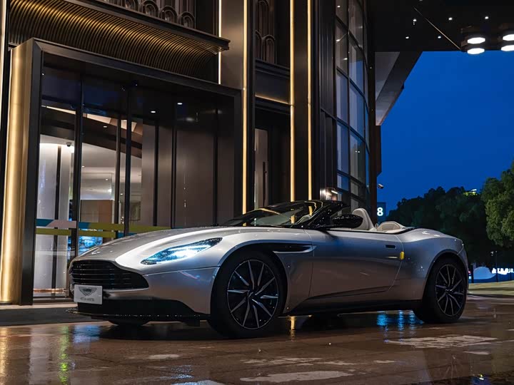Aston Martin DB11, 2023 — фото 2 из 9