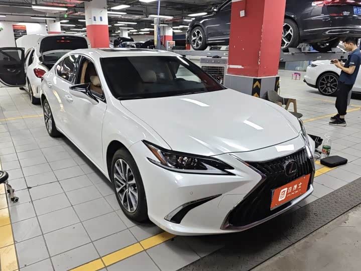 Lexus ES, 2024 — фото 2 из 3