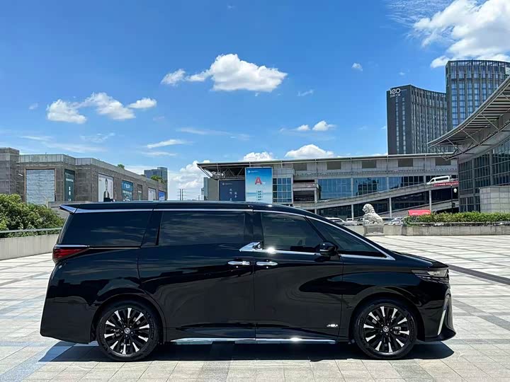 Toyota Alphard, 2025 — фото 4 из 9