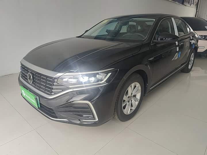 Volkswagen Passat Hybrid, 2025 — фото 2 из 9