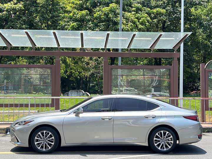 Lexus ES, 2023 — фото 2 из 9