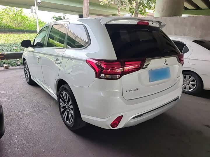 Mitsubishi Outlander, 2023 — фото 5 из 9