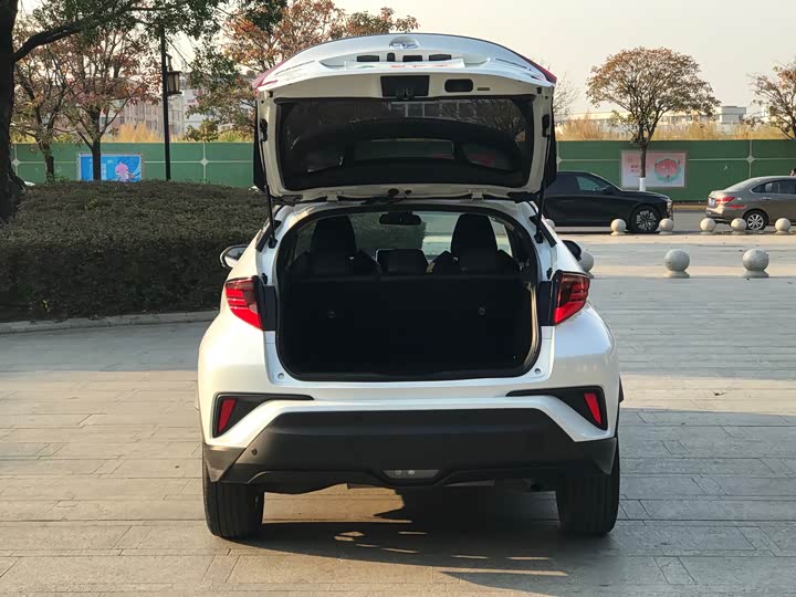 Toyota C-HR, 2022 — фото 8 из 9
