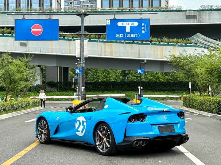 Ferrari 812, 2023 — фото 9 из 9