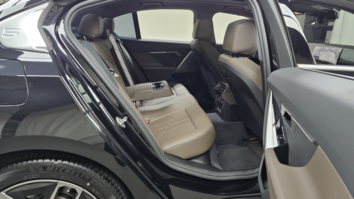 BMW 5 Series, 2025 — фото 11 из 12