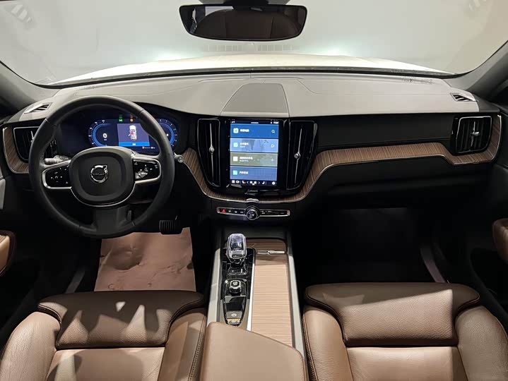 Volvo XC60, 2025 — фото 8 из 9
