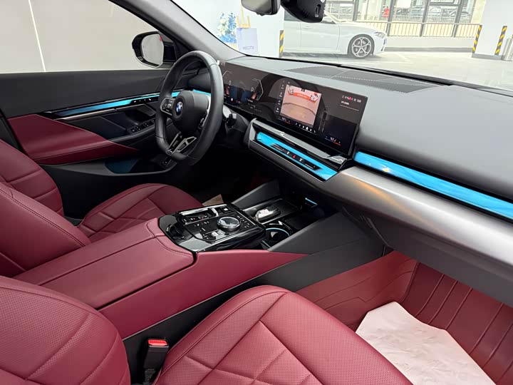 BMW 5 Series, 2025 — фото 6 из 9