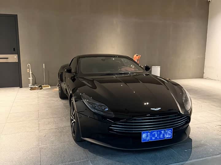 Aston Martin DB11, 2022 — фото 3 из 9