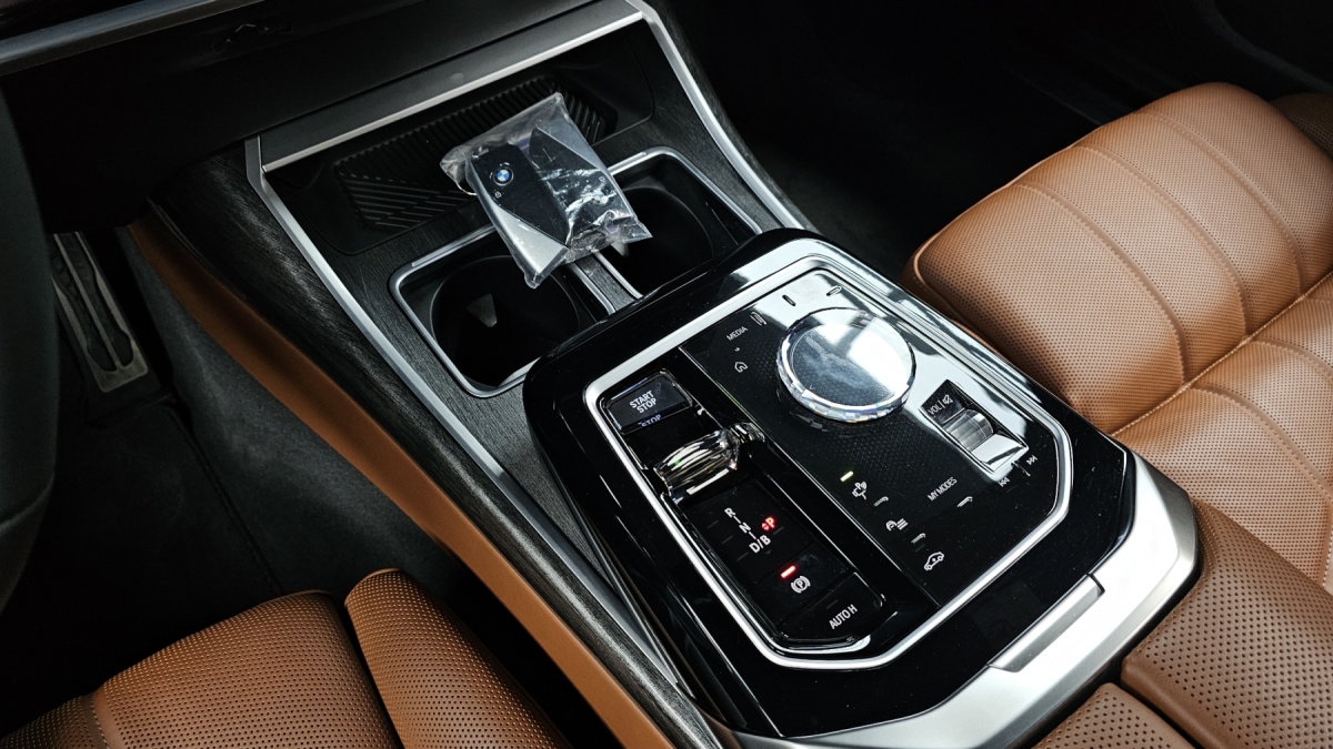 BMW i7, 2023 — фото 9 из 12