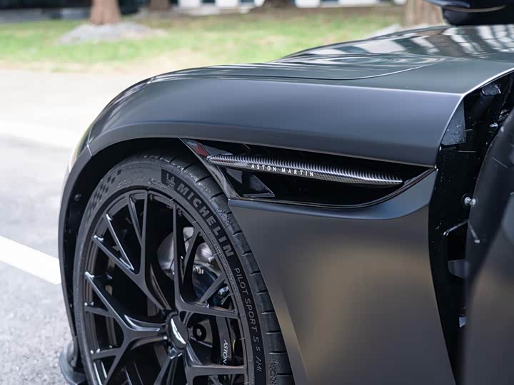 Aston Martin DB12, 2025 — фото 9 из 9