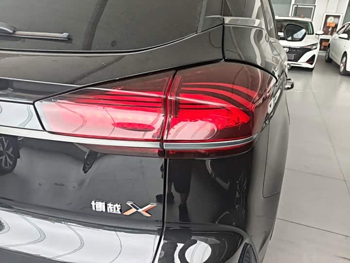 Geely Atlas, 2022 — фото 8 из 9